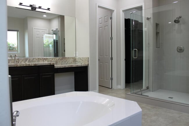 Building Photo - 3458 E Loma Vista St