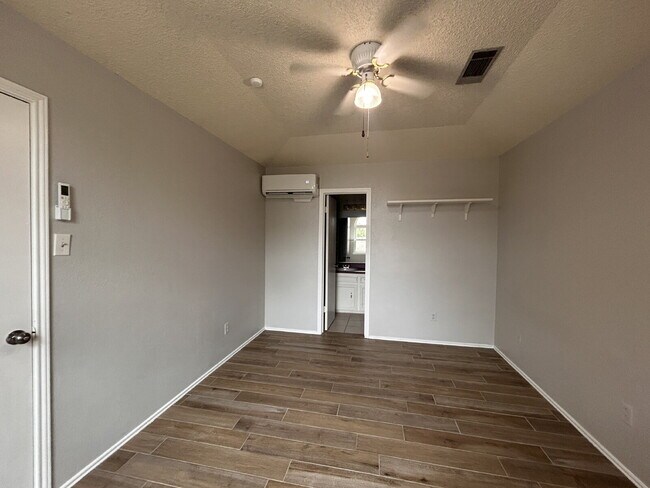Building Photo - Spacious 2/2/1 Townhouse in Frenship ISD