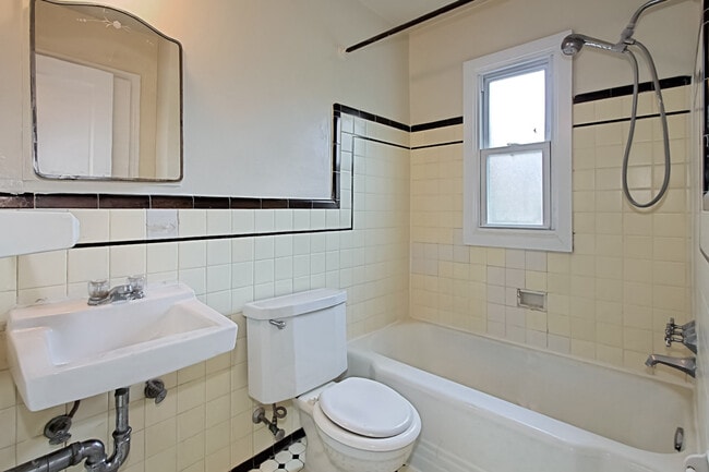 Building Photo - Blocks to Crystal City Metro and just minutes to Washington, D.C. via the 14th Street Bridge