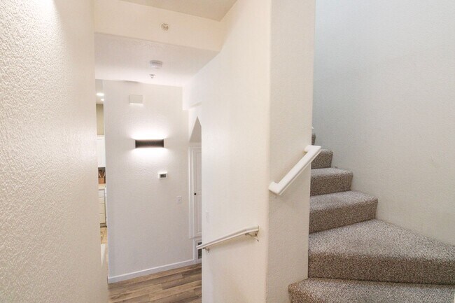 Building Photo - Beautiful 3 Bed, 2.5 Bath Townhome with A/C and 2-Car Garage