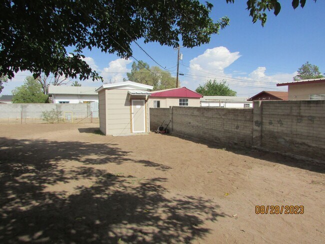 Building Photo - $900 3 Bedroom/1 Bath Spacious Home, Located in a desirable neighborhood