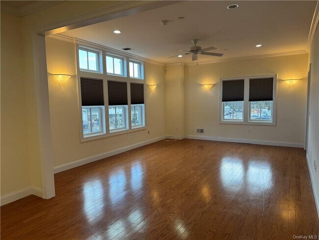 Building Photo - 400 Main St