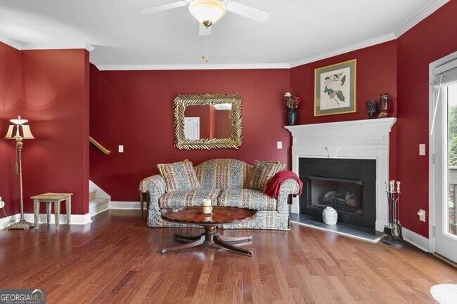 Building Photo - 423 Royal Cres Ln E