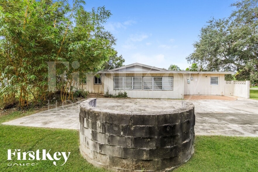 Building Photo - 2749 Elm Dr NE