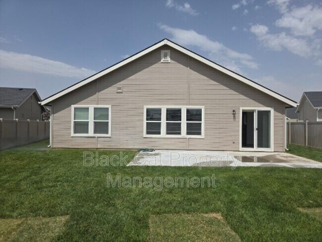 Building Photo - 10679 W New Berlin Dr