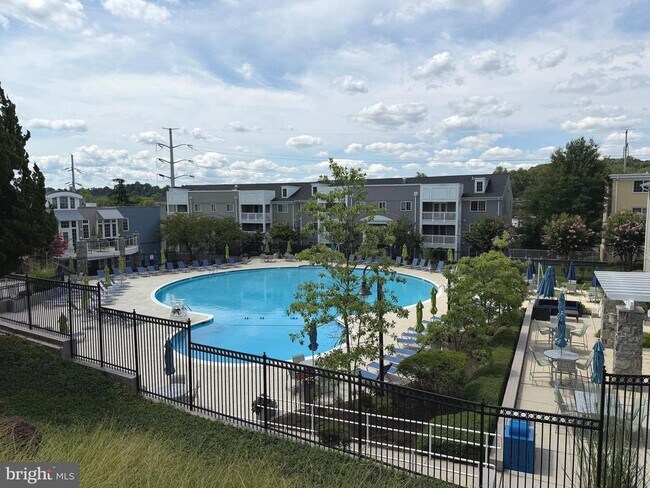 Building Photo - 4091 S Four Mile Run Dr