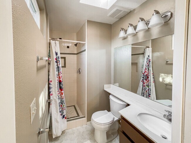 Building Photo - Spacious 2 bedroom, 2 bathroom Condo in Qu...