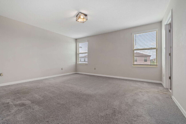 Building Photo - "Spacious 5-Bedroom Retreat in Tampa with 2.5 Baths and 2,215 Sq Ft of Comfort!"