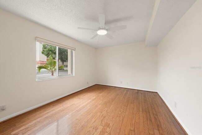 Building Photo - 5532 Del Sol Blvd