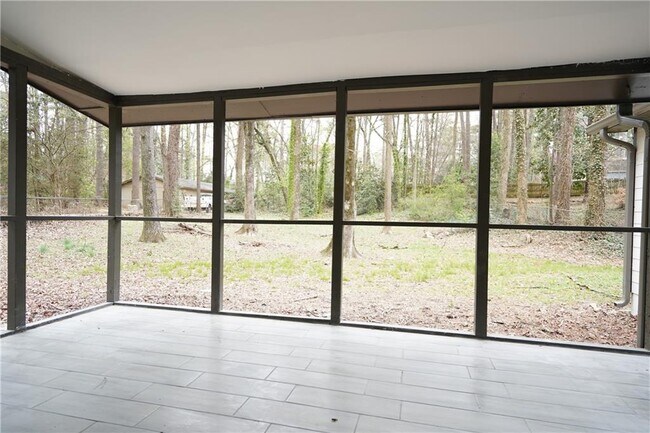 Building Photo - 2221 Pinecliff Dr NE