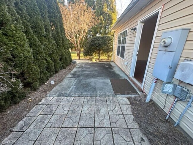 Building Photo - 300 Mourning Dove Terrace