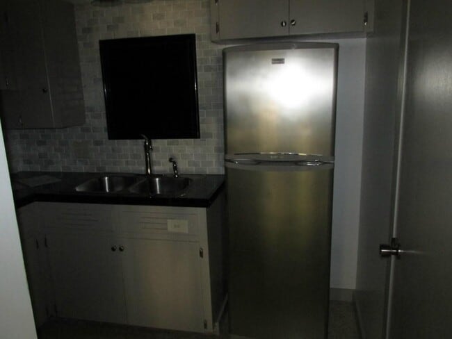 Building Photo - 506 W 7th St