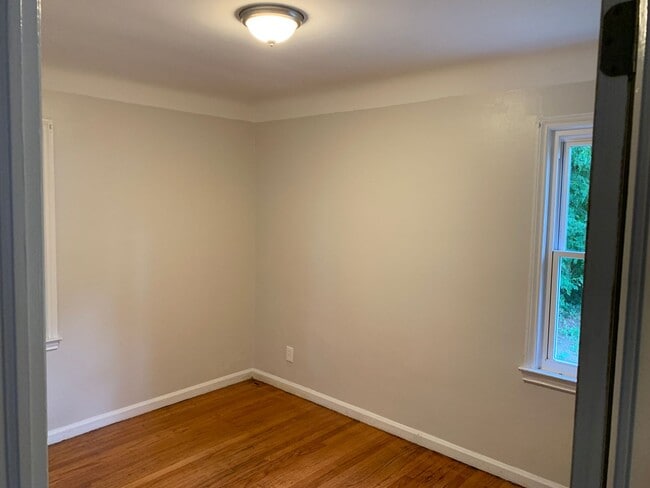 Building Photo - 2 bed 1.5 bath SFH Now Available!