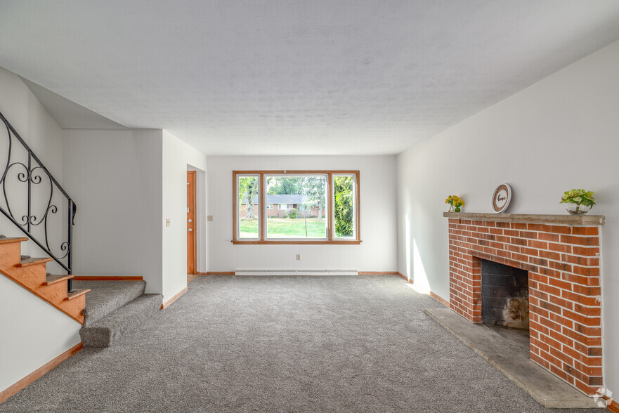 3BR, 1.5BA - 1,650SF - Living Room - Glenwood Townhomes