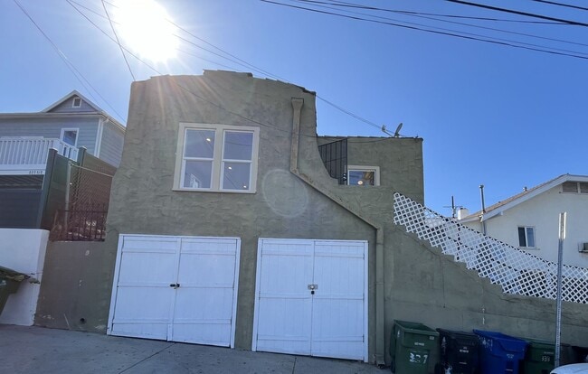 Primary Photo - 2+1 w/all appliances + garage in central L...
