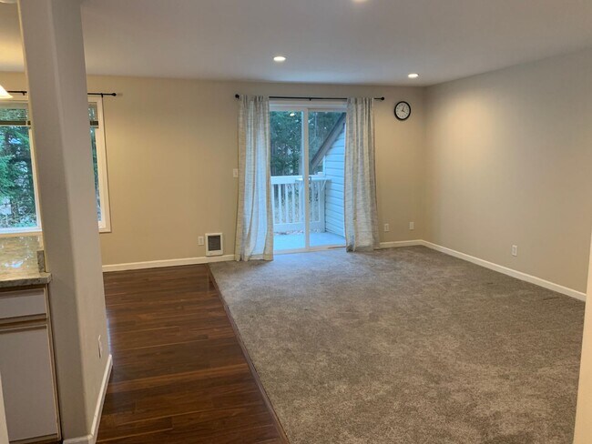 Building Photo - 3 Bed, 2 Bath Remodeled Cordata Condo