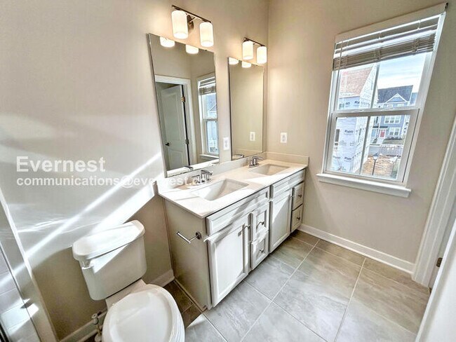 Building Photo - PROMO: Get $500 Off First Full Month’s Rent!/3 Bed/2.5 Bath Townhome with Garage / Available Now!