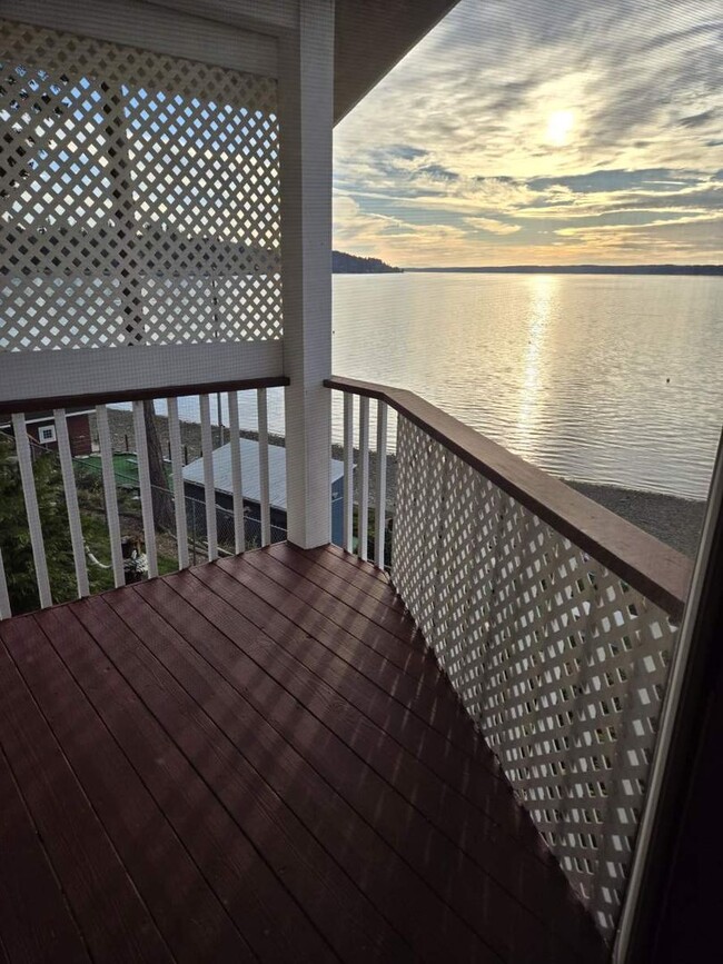 Building Photo - Henderson Bay Beachfront Home with Breatht...