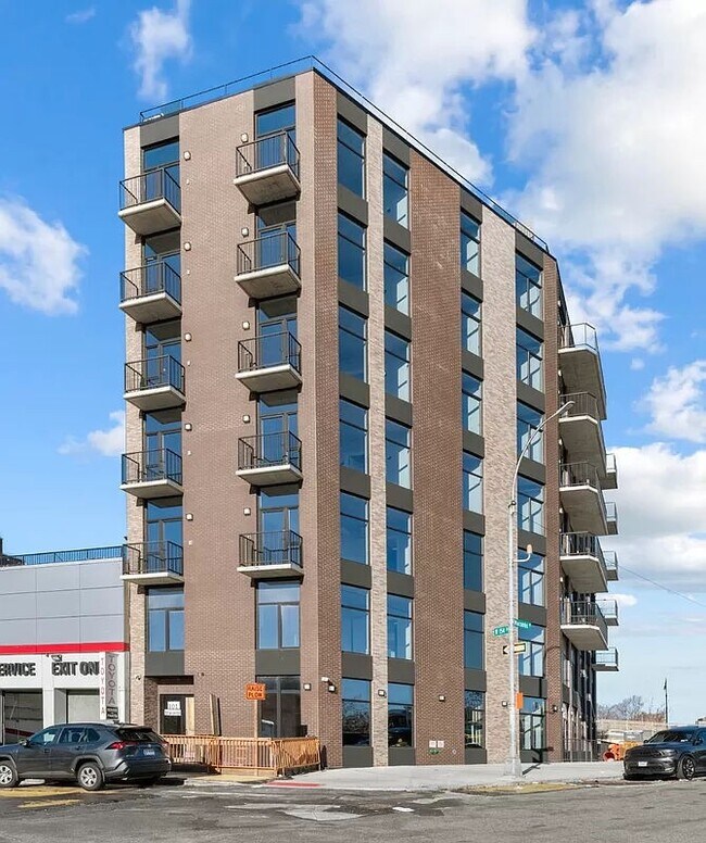 Building Photo - 101 Macombs Place