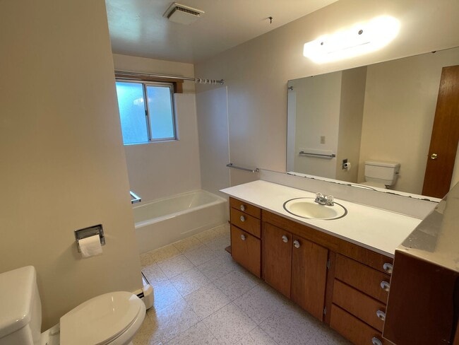 Building Photo - Spacious Home Right in the Heart of Covington!