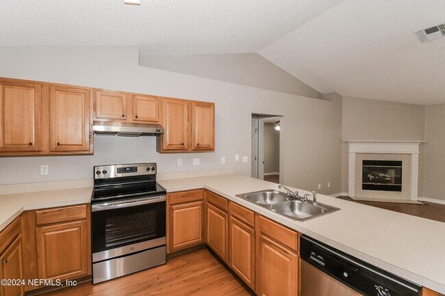 Building Photo - 10450 McGirts Creek Dr