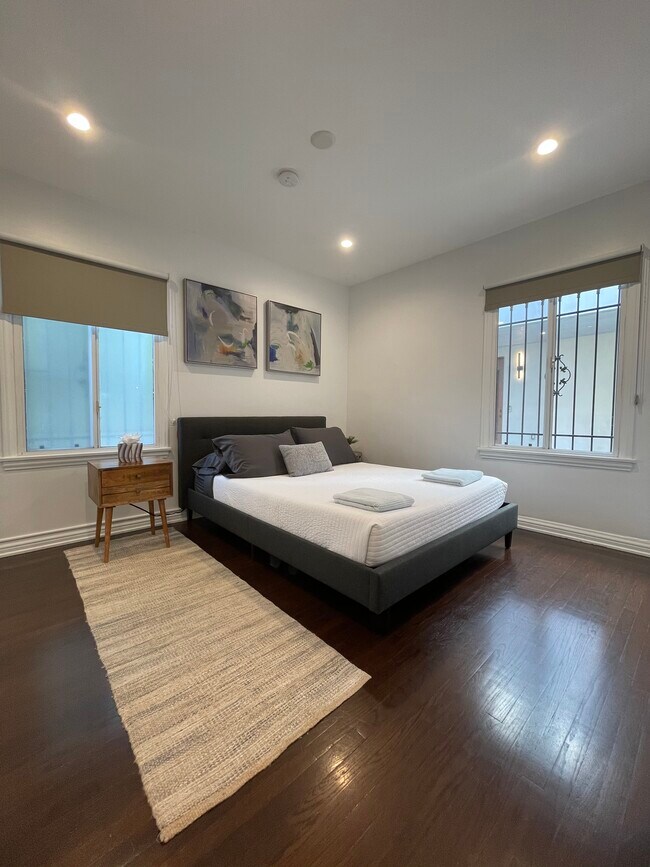 Building Photo - 432 N Gardner St