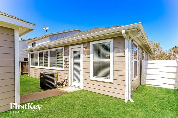 Building Photo - 20730 Settlers Lake Cir N