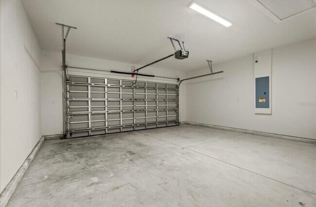 Building Photo - 5 Bedroom Single Family Home in Deltona