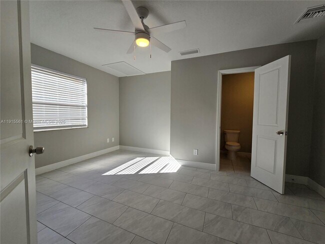 Building Photo - 3201 SE Hibiscus St