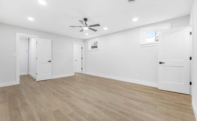 Building Photo - Move in Ready Stunning 4/3 Close To Everything In Greenville!