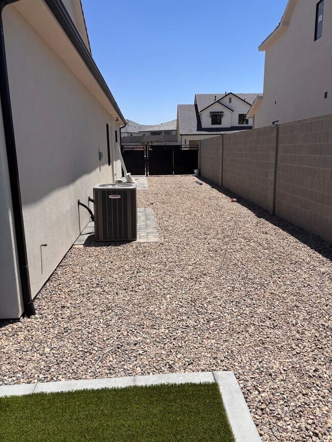 Building Photo - BRAND NEW 5 bed | 3.5 bath | 3 car garage ...