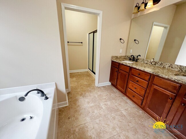 Building Photo - Stunning 4 Bedroom Home in Crestview!