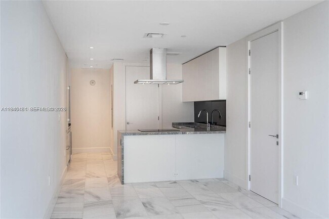 Building Photo - 700 NE 26th Terrace