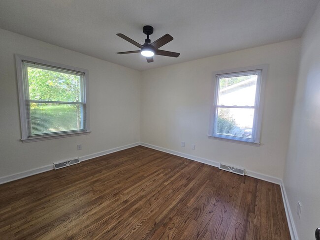 Building Photo - NEW LISTING!!!!!