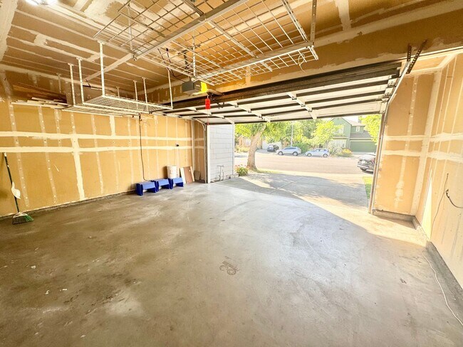 Building Photo - Beautiful 5 bed 3 bath Home in Wildhorse