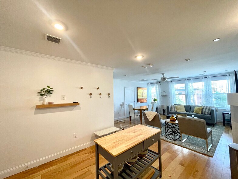 Building Photo - 1008 Tremont St