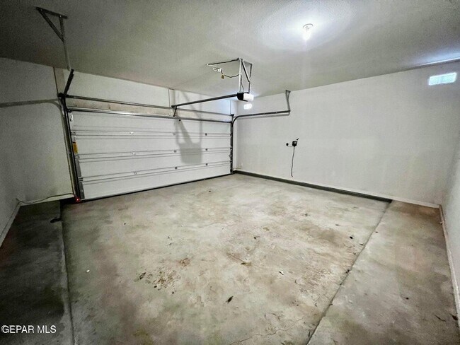 Building Photo - 14740 Mike a Mendoza Ave