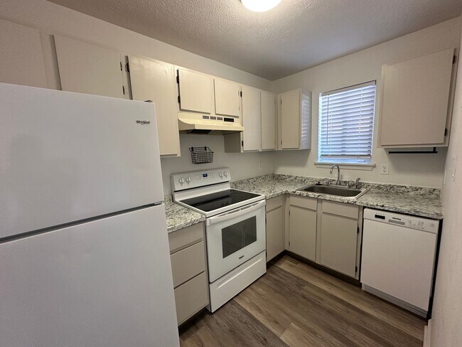 Building Photo - Country Place Townhomes - Off Lakeside Drive