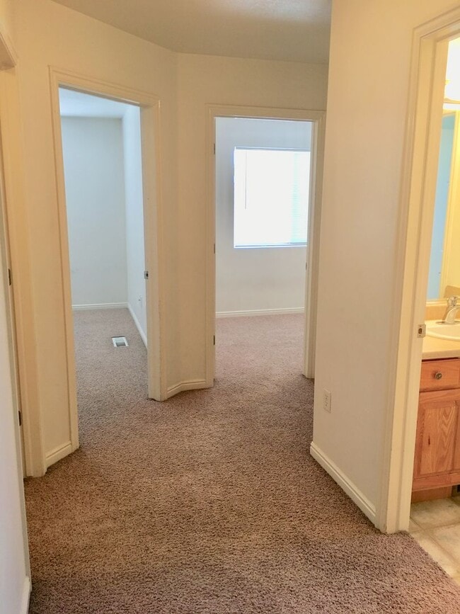 Building Photo - 3-BR Townhome in Hawk Hollow