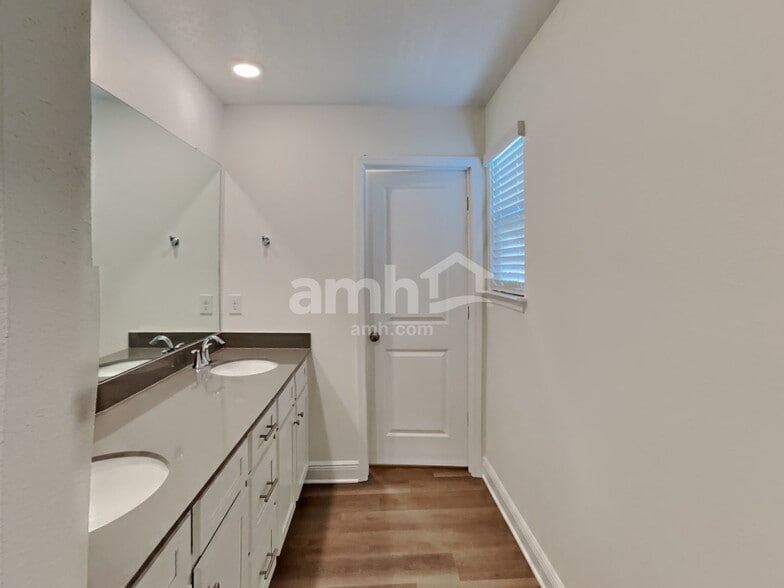 Building Photo - 27173 St Andrews Ave