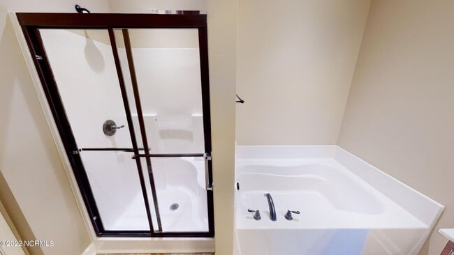 Building Photo - CHARMING ROSEWOOD HOME! 3 BR 2 BA w/ FENCE...