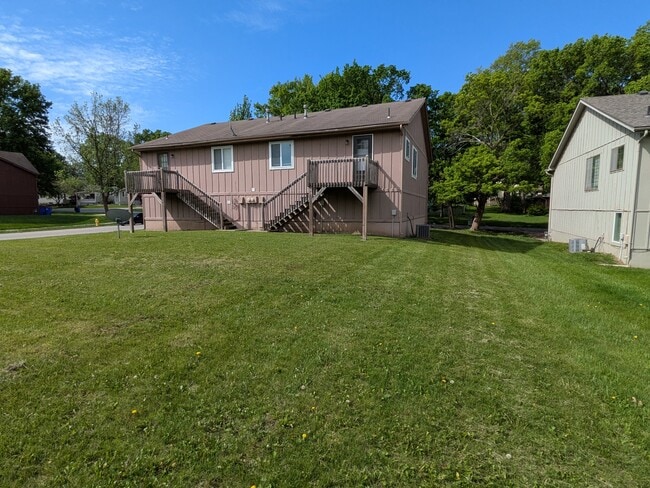 Building Photo - 22 NW Lakeview Blvd