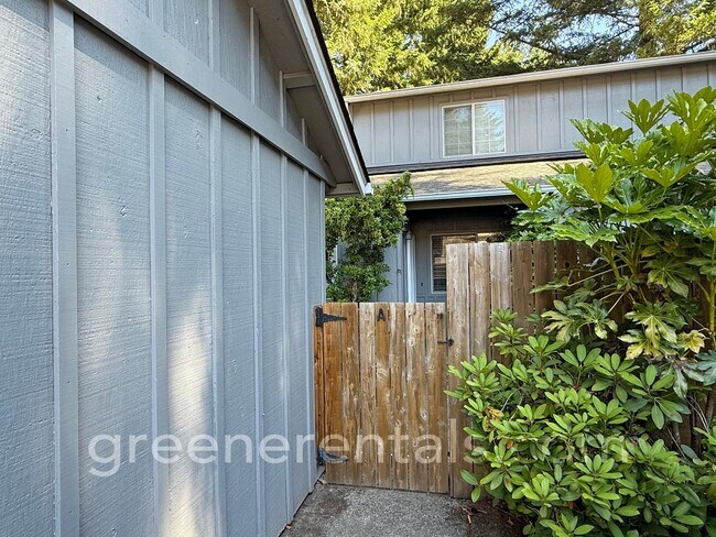 Building Photo - Quaint 2BR 1.5BA Condo in the Vineyards