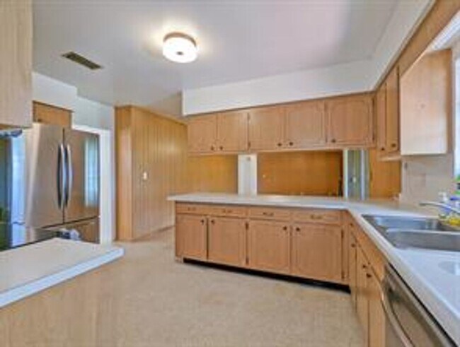 Building Photo - Available Immediately!