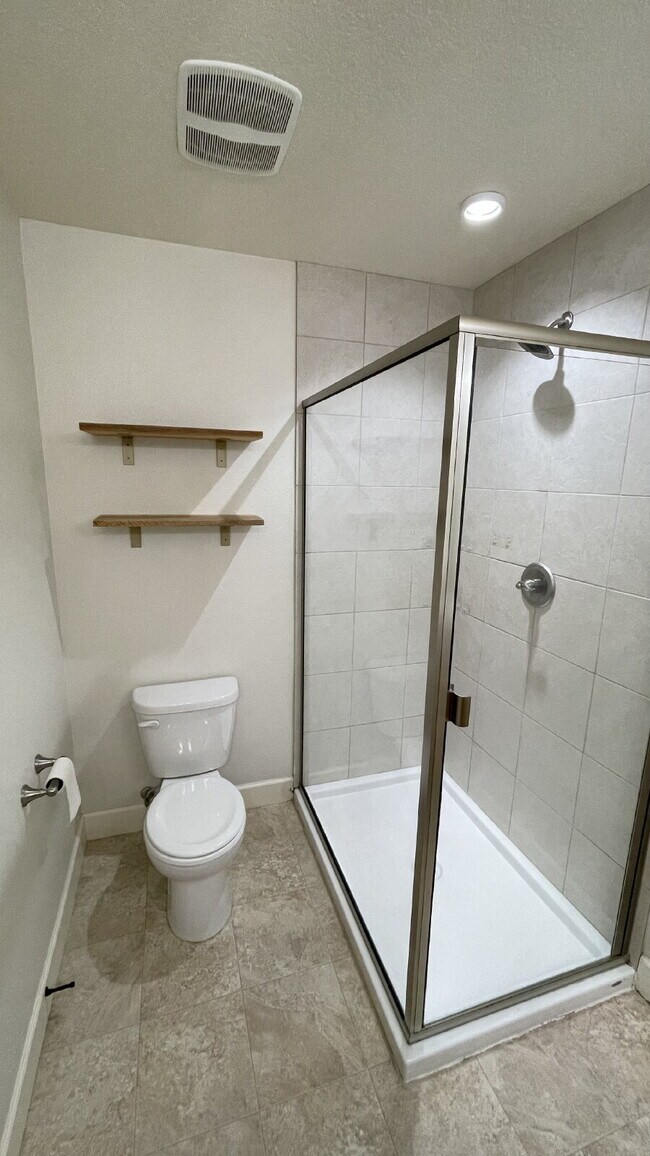 Building Photo - 3 Bedroom / 2.5 Bathroom Home with Attached Garage & Fenced Backyard