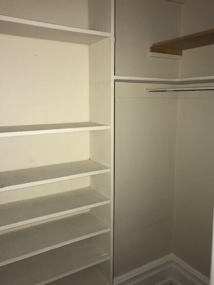 Walk In Closet - 457 N Potomac St