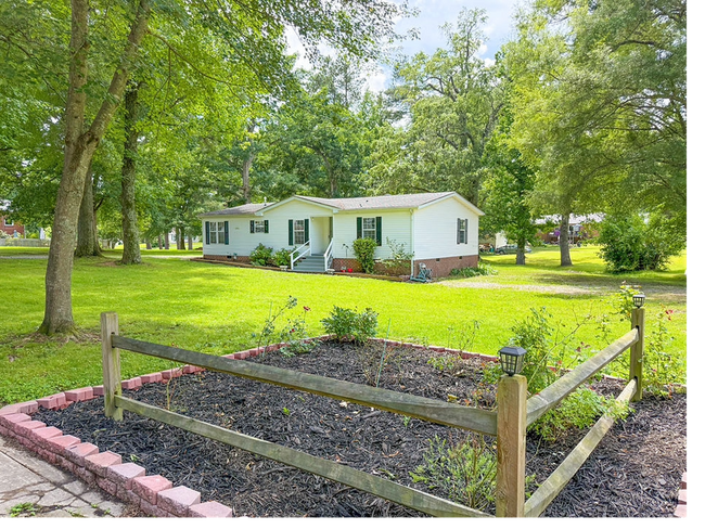Primary Photo - 3-Bedroom Home on Quiet Corner in Burkeville!