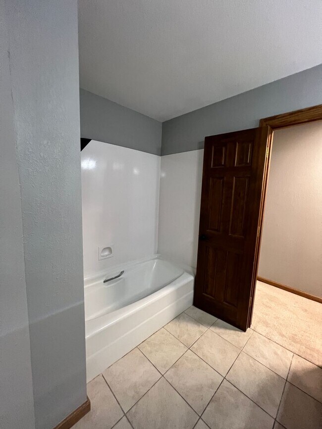 Building Photo - 5 bedroom/3 bath w/mother in law style qua...