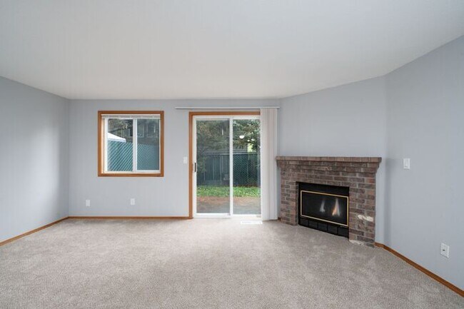 Building Photo - 3 bedroom townhouse with Garage!! Wont last! Call Now!!