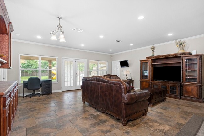 Building Photo - 631 Apache St